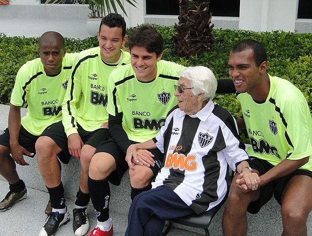 Dona sinhá ao lado dos jogadores do atlético-mg (Foto: Marco Antônio Astoni / Globoesporte.com)