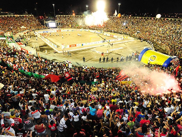 torcida na arena de futebol de areia para Vasco e Flamengo (Foto: Divulgação)