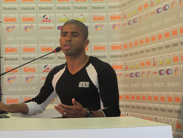 Junior Cesar concede entrevista no São Paulo (Foto: Marcelo Prado / GLOBOESPORTE.COM)