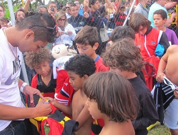 Casemiro encara a fila da molecada em São José (Foto: Marcelo Prado / GLOBOESPORTE.COM)