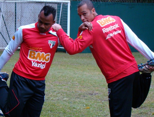 Fernandinho e Miranda em treinamento do São Paulo no CT (Foto: Site oficial do São Paulo FC)