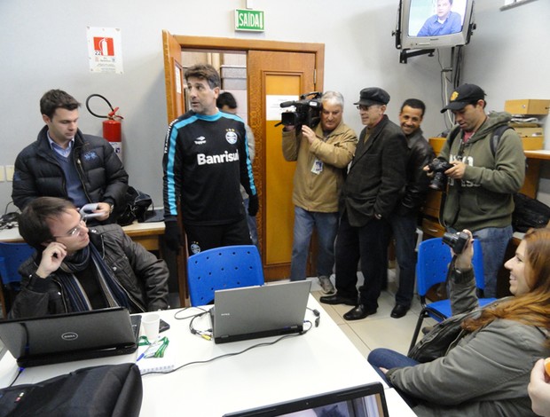 Renato Gaúcho conversa com repórteres (Foto: Eduardo Cecconi/Globoesporte.com)