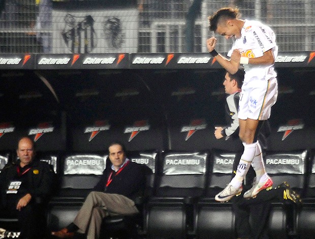 Neymar gol Santos x Peñarol (Foto: Marcos Ribolli / Globoesporte.com)