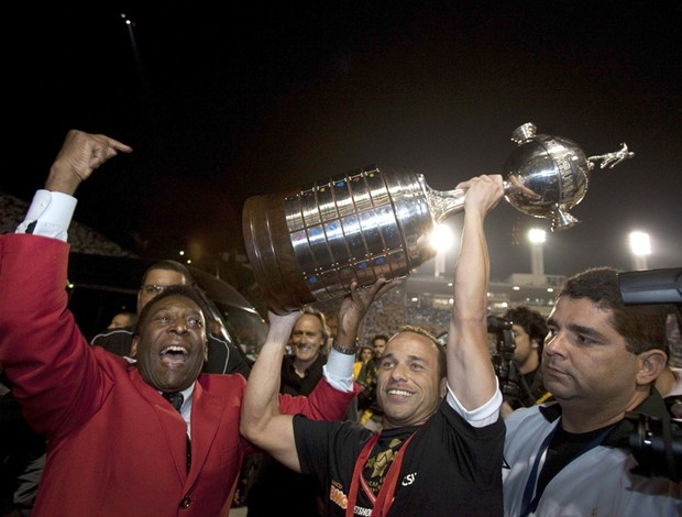 Pelé e Leo comemoram com a Taça Libertadores santos (Foto: EFE)