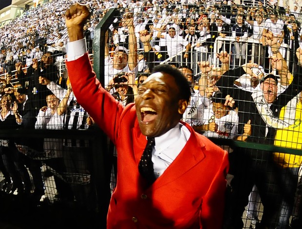 Pelé comemora o título do Santos (Foto: Marcos Riboli / 
Globoesporte.com)
