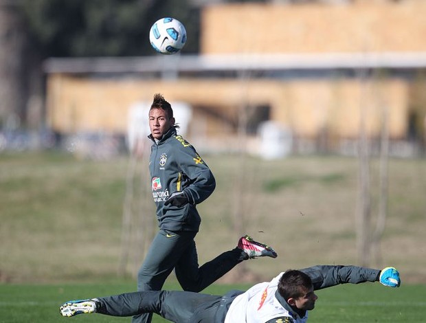 Neymar toca por cima de Victor e marca primeiro gol no coletivo (Foto: Rafael Ribeiro / CBF)