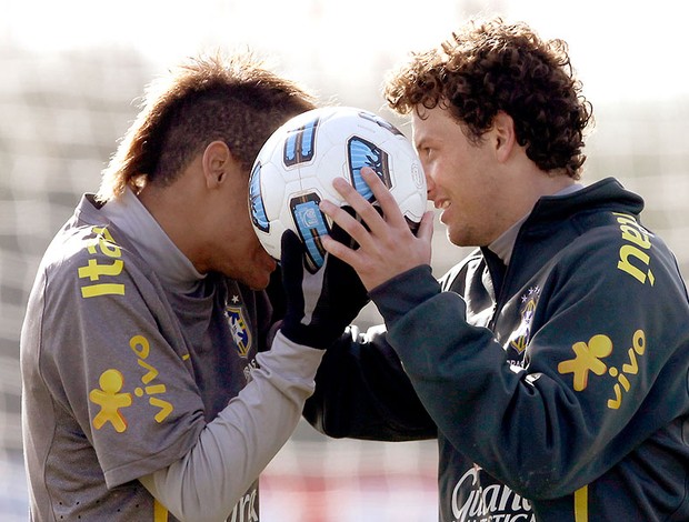 Elano e Neymar no treino da Seleção (Foto: Mowa Press)