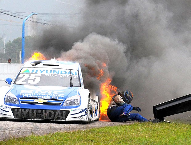 Tuka Rocha pula do carro e se libra do fogo (Foto: Fernanda Freixosa / Stock Car)