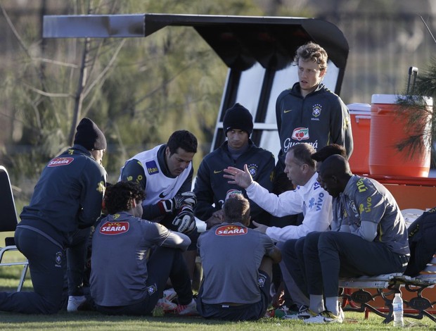 Mano conversa com os jogadores da Seleção no treino desta quarta-feira (Foto: Mowa Press)
