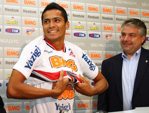 Cícero com o diretor de futebol, Adalberto Baptista (Foto: Luiz Pires / VIPCOMM)