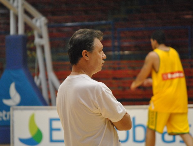 Magnano treino seleção basquete (Foto: João Gabriel Rodrigues / GLOBOESPORTE.COM)