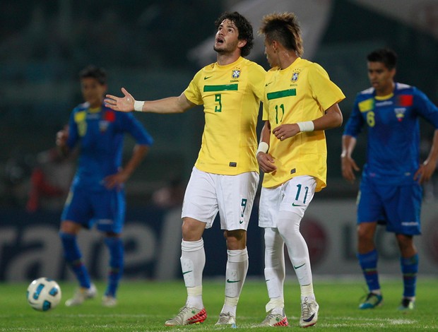 Pato Neymar gol Brasil x Equador (Foto: AP)