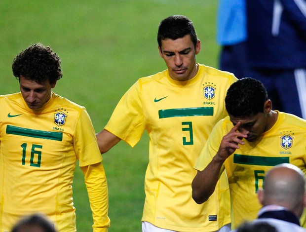 Elano Lúcio André Santos derrota Brasil (Foto: Reuters)