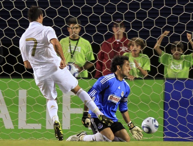 Cristiano Ronaldo faz o primeiro gol contra o Chivas (Foto: Reuters)