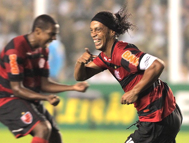 Ronaldinho Gaúcho comemora gol do Flamengo sobre o Santos (Foto: Eliaria Andrade / Ag. O Globo)