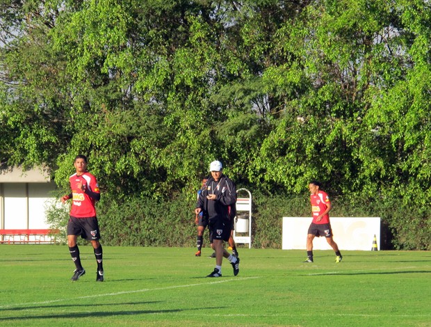 Adilson orienta o time durante treino no CT da Barra Funda (Foto: Marcelo Prado / GLOBOESPORTE.COM)