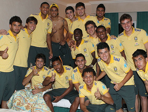 Alex Sandro se despede do grupo do brasil sub-20 (Foto: Rafael Ribeiro / CBF)
