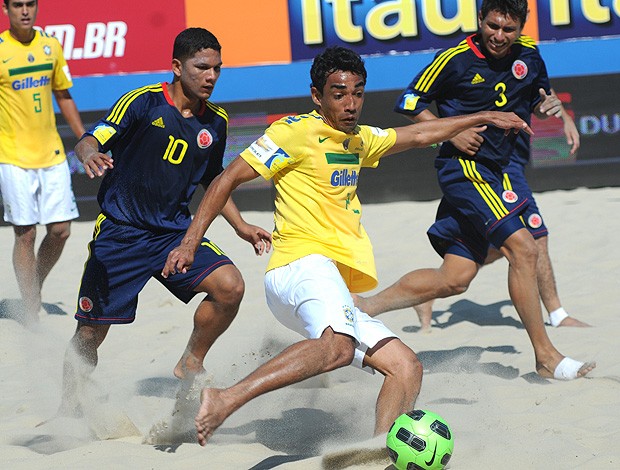 futebol de areia brasil colômbia (Foto: Diego Mendes / CBBS)