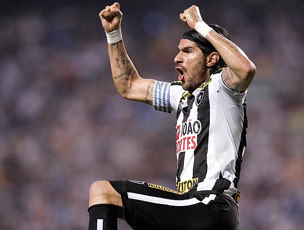 Loco Abreu gol Botafogo (Foto: Fernando Soutello / AGIF)