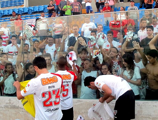 jogadores do São Paulo deixam o estádio em Fortaleza (Foto: Marcelo Prado / Globoesporte.com)