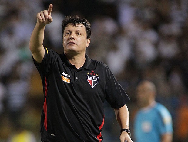 Adilson Batista no jogo do São Paulo (Foto: Jarbas Oliveira / Vipcomm)
