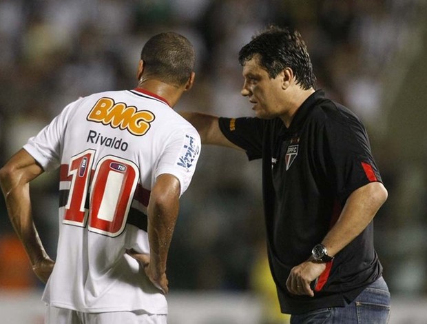Adilson Batista conversa com Rivaldo no jogo contra o Ceará (Foto: Rubens Chiri / Site oficial do São Paulo FC)