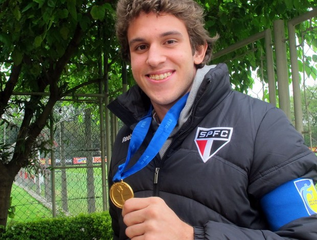 Bruno Uvini mostra a medalha de campeão mundial sub-20 (Foto: Marcelo Prado / GLOBOESPORTE.COM)