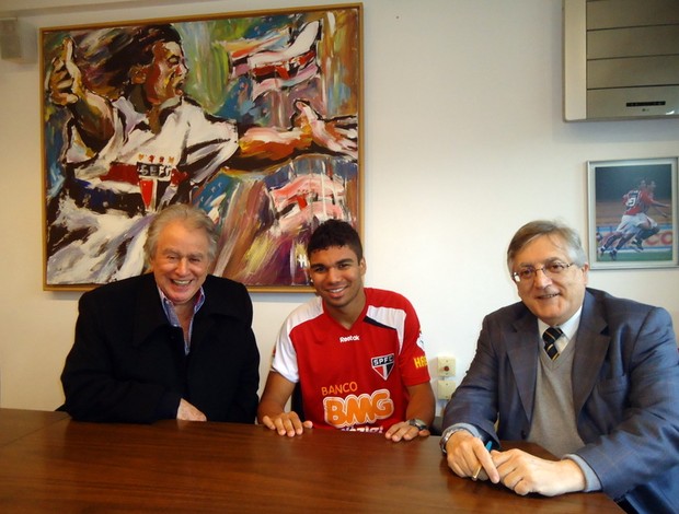 Após assinar, Casemiro posa para foto com o presidente Juvenal Juvêncio e com o diretor de futebol, João Paulo de Jesus Lopes (Foto: Site oficial do São Paulo FC)