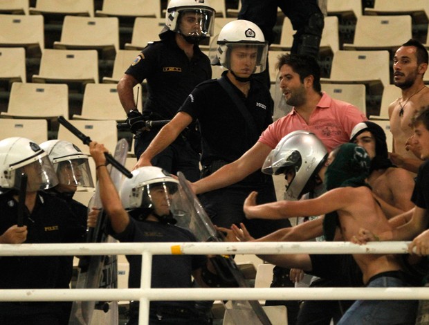 Panathinaikos briga de torcida (Foto: AP)