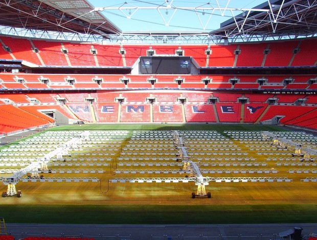 Luz artificial no gramado de Wembley (Foto: Divulgação SGL Concept)