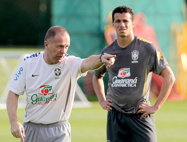 Mano Menezes e Leandro Damião no treino da Seleção em Londres (Foto: Mowa Press)