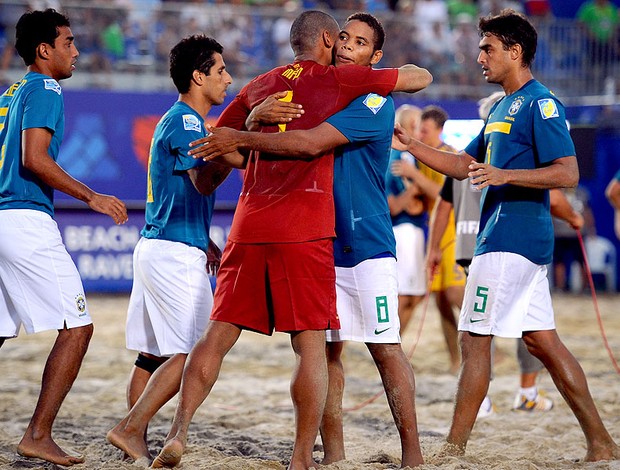 Mão e Souza comemoram vitória do Brasil no futebol de areia (Foto: Getty Images)