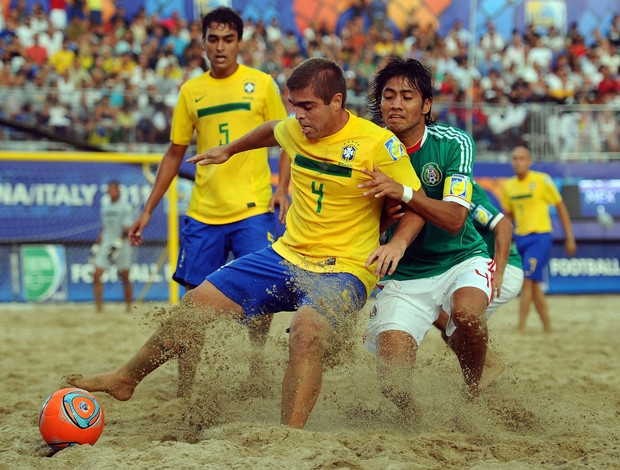Futebol de Areia: Betinho luta pela bola na Copa do Mundo, em Ravenna (Foto: Divulgação/Site da Fifa)
