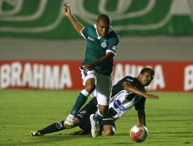 Guto disputa a bola, em lance de Goiás x ABC (Foto: Renato Conde/O Popular)