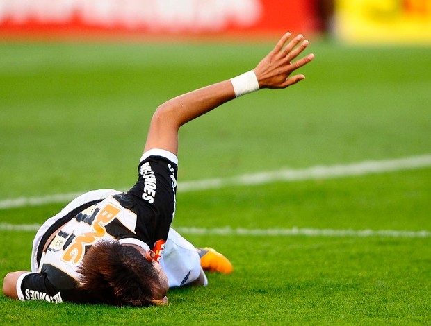 Neymar caído no chão (Foto: Marcos Ribolli / Globoesporte.com)