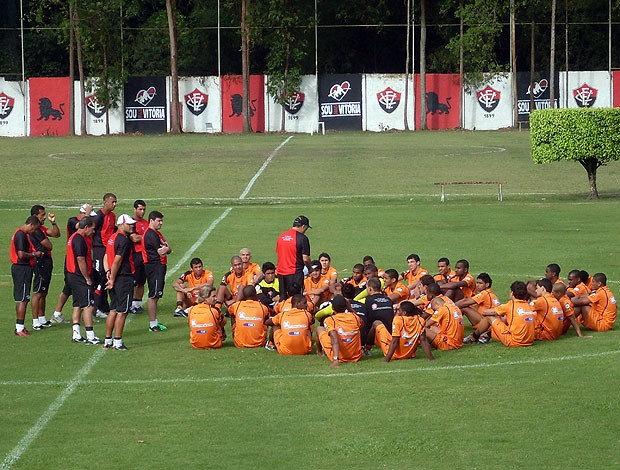 vagner benazzi se reune com jogadores do vitoria antes do treino na toca do leao (Foto: Eric Luis Carvalho/Globoesporte.com)