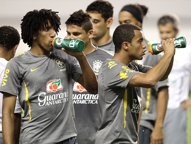 Cortes e Lucas no treino da Seleção em Belém (Foto: Mowa Press)
