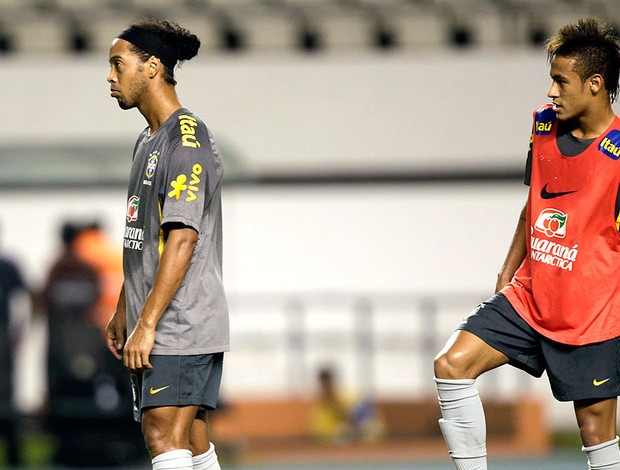 Ronaldinho e Neymar no treino da Seleção em Belém (Foto: AP)