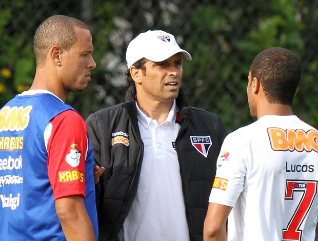 Milton Cruz conversa com Luis Fabiano e Lucas no treino desta terça-feira (Foto: João Neto / VIPCOMM)