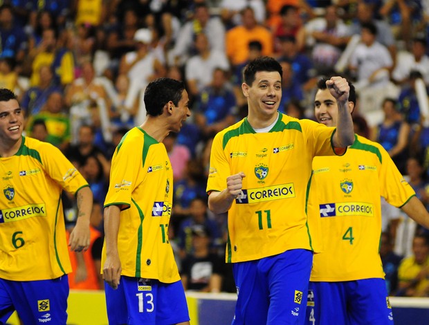Grand Prix de Futsal: jogadores do Brasil comemoram gol contra o Uruguai (Foto: Cristiano Borges/CBFS)