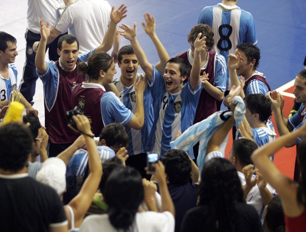 Argentinos comemoram muito o teceiro lugar no Grand Prix (Foto: Zerosa Filho/CBFS)