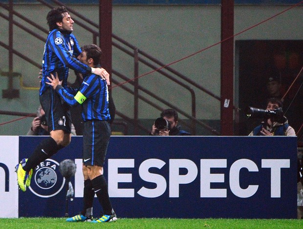 Diego Milito e Zanetti comemoram gol do Inter de milão sobre o Lille (Foto: AFP)