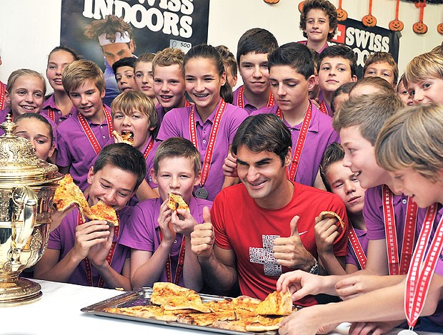 Federer comendo pizza com crianças após título da ATP (Foto: Getty Images)