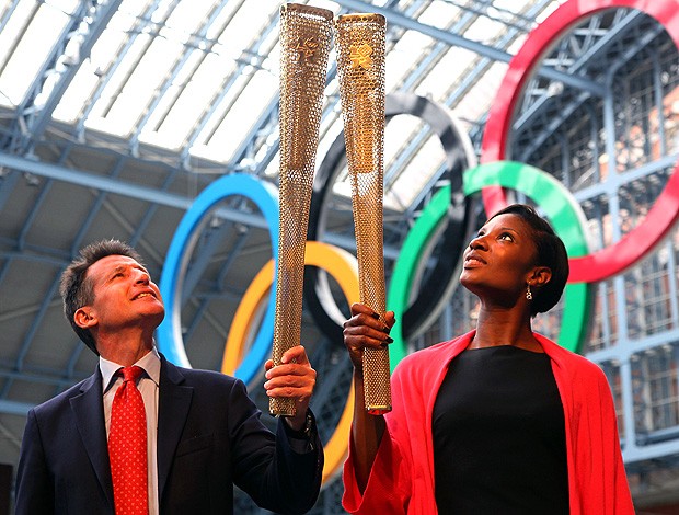 Sebastian Coe (E) e Denise Lewis com a tocha de Londres (Foto: AFP)