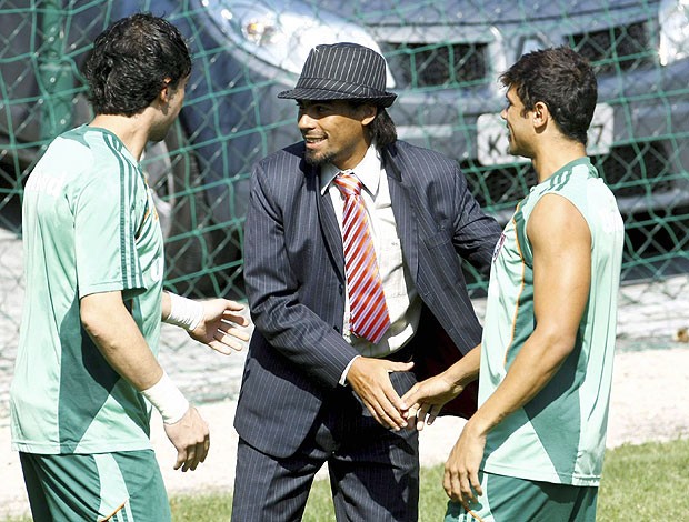 Araújo de terno no treino do Fluminense (Foto: Paulo Jacob / Ag. O Globo)