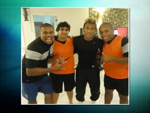 Neymar e amigos EE (Foto: Reprodução/TV Globo)