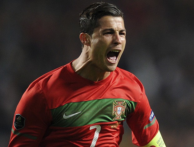 Cristiano Ronaldo comemora gol de Portugal sobre a Bosnia (Foto: AFP)