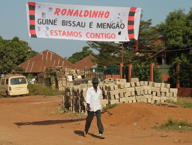 Guine Bissau torce por Ronaldinho e Flamengo (Foto: Rafael Freitas/TV Globo)