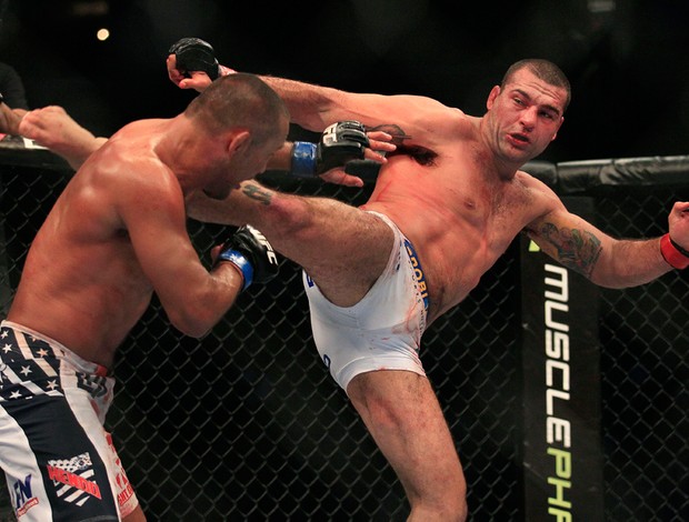 UFC 139 - Mauricio Shogun Rua ataca Dan Henderson (Foto: AP)