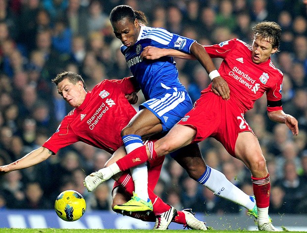 Lucas e Drogba na partida do Liverpool contra o Chelsea (Foto: Getty Images)
